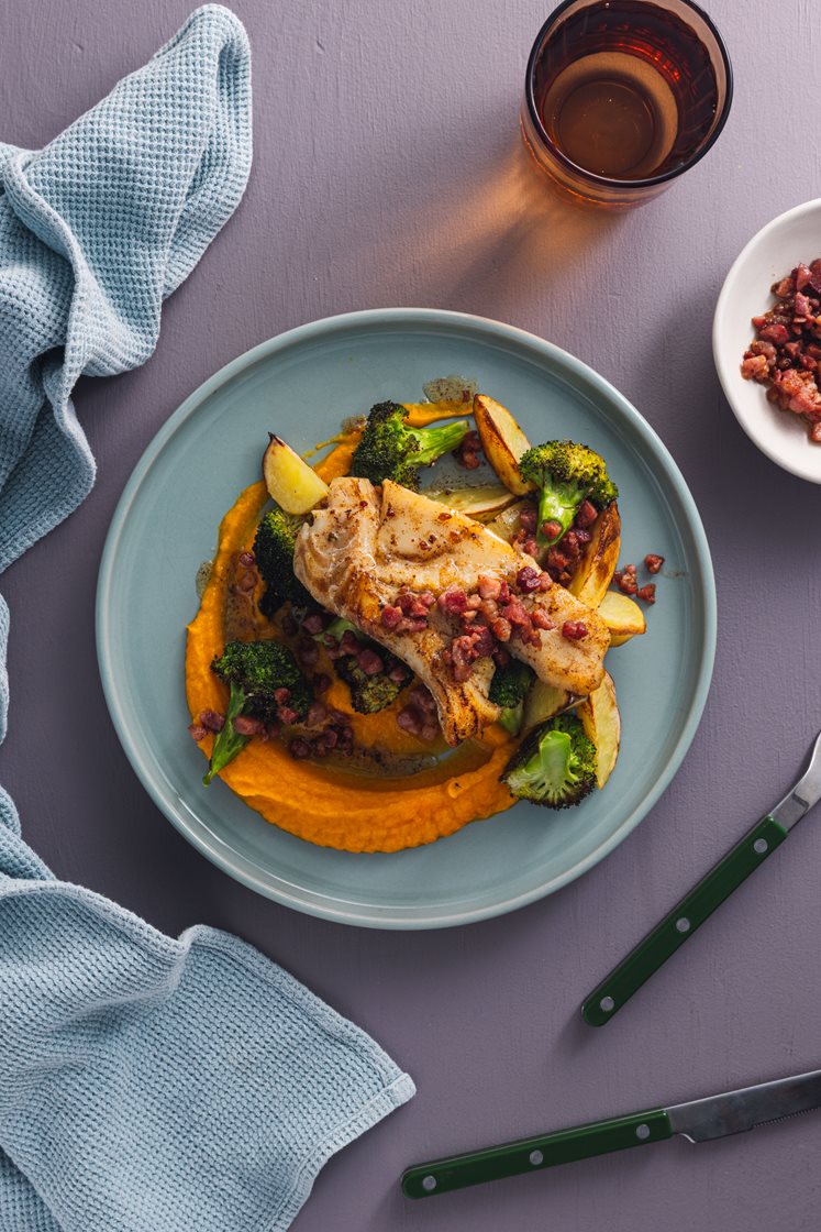 Pandestegt hvid fisk med baconsmør, gulerodspuré og ovnbagte grøntsager
