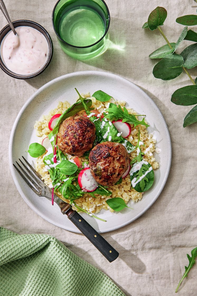 Fläskfärsbiffar med färsk oregano, chiliyoghurt och bulgur