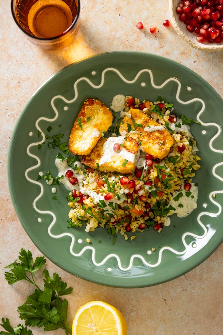 Sesam- og honningstekt halloumi med tabbouleh og krydret yoghurt