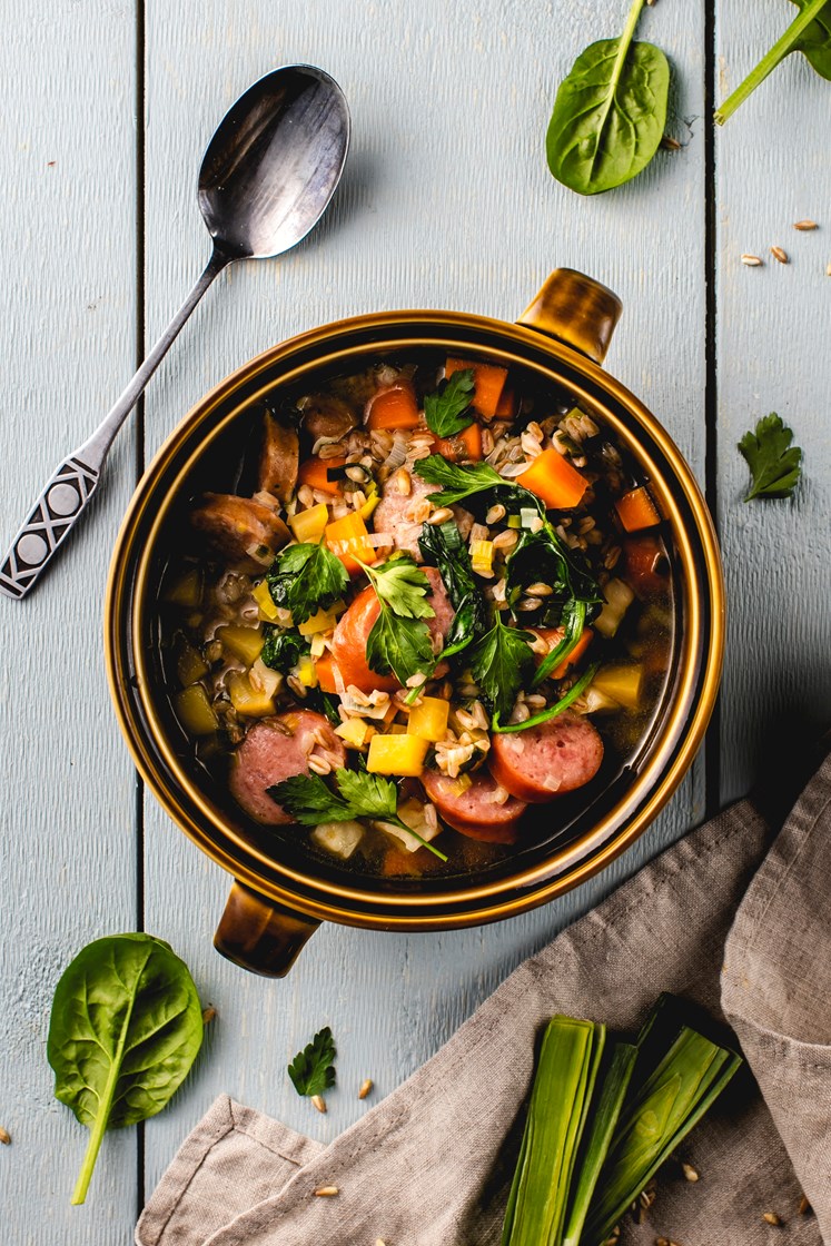 Grønnsakssuppe med middagspølser og langbrød