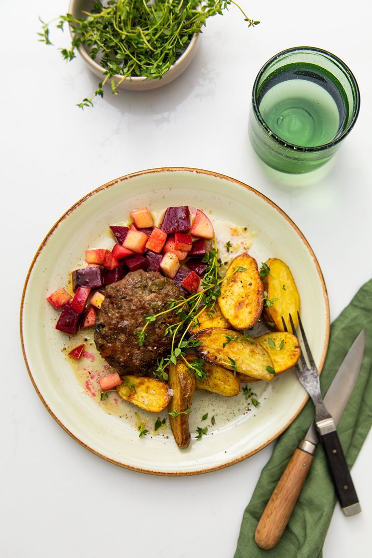 Boeuf bleu med æble-rødbedesalat og timiankartofler