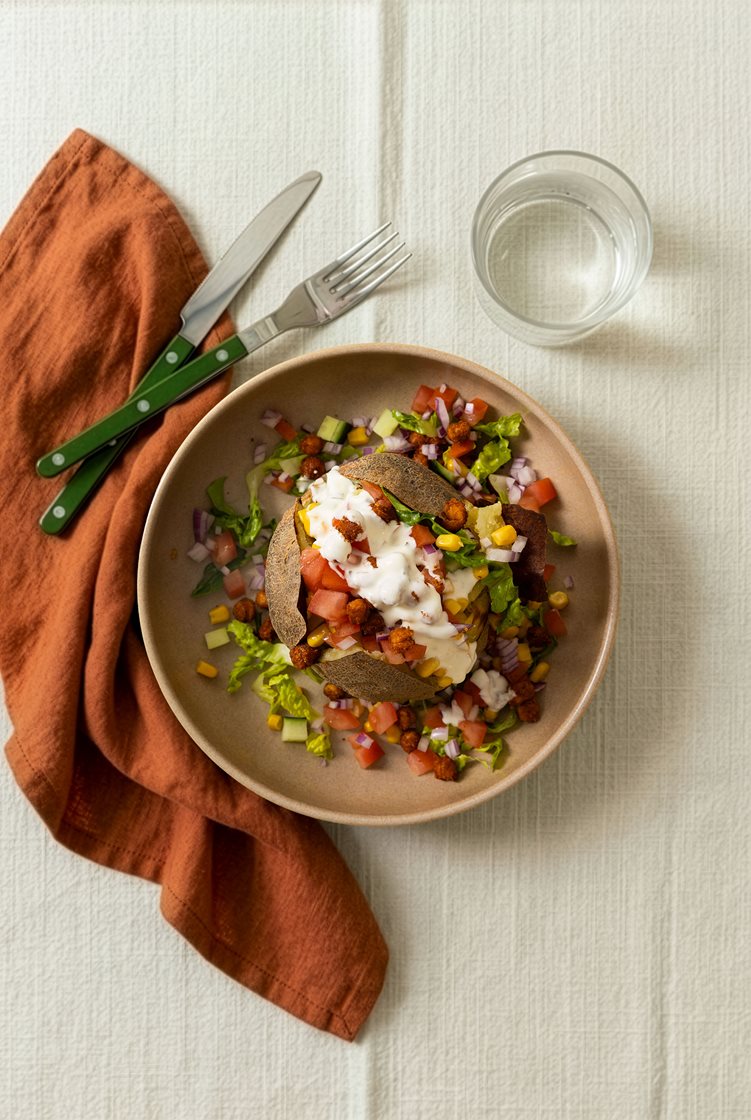 Bagt kartoffel med kikærter, grønt og hvidløgsdressing