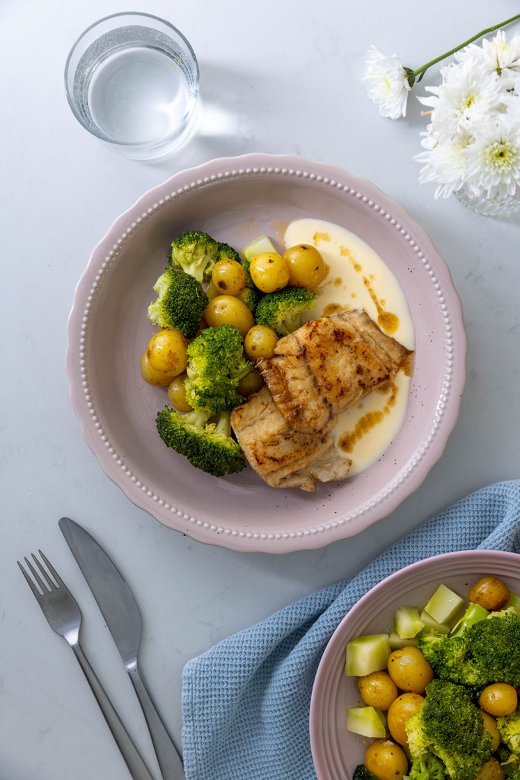 Pannestekt hysefilet med kokte poteter, brokkoli og smørsaus