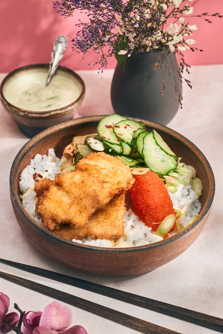 Donburi med pankofriterad torsk, ingefärsgurka och tångcaviar