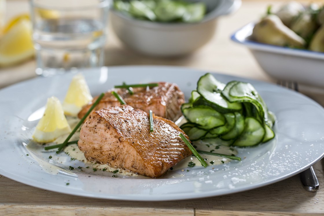 Laks med agurksalat og gressløkrømme