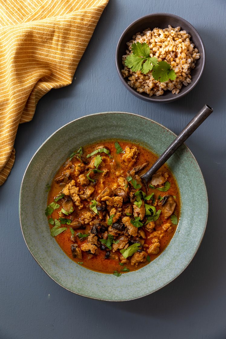 Svampesuppe med karry, kylling og hvedekerner 