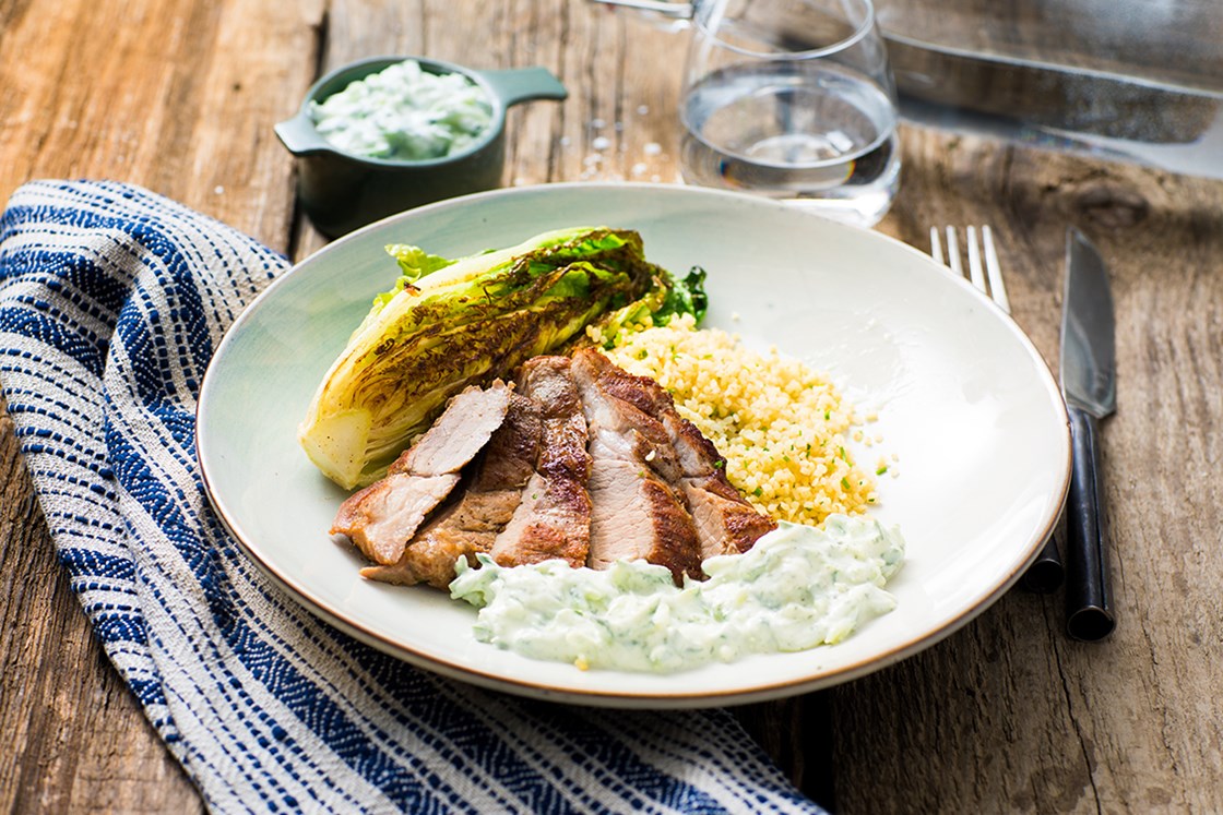Svinenakke med tzatziki og stekt hjertesalat