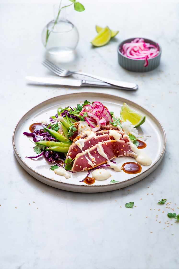 Tunfisktataki med syltet rødløk, klementin- og rødkålsalat, vårløk og ingefærmajones