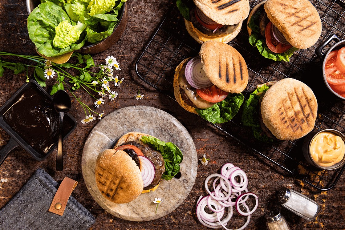 Cheesy Beef Burgers: Cheeseburgere med friske grønnsaker og dressing