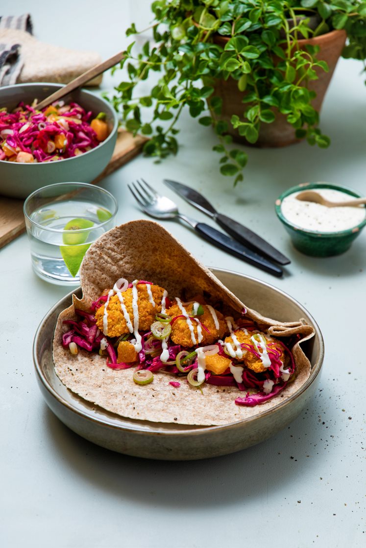 Sprø kylling i tortilla, med syltet rødkål, appelsin og hvitløksdressing