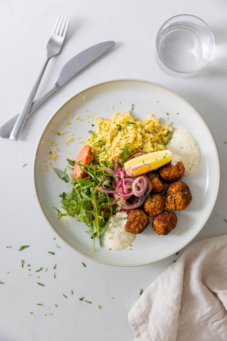 Chorizoboller med sitron- og persillebulgur, tomatsalat og marinert rødløk servert med yoghurtdressing