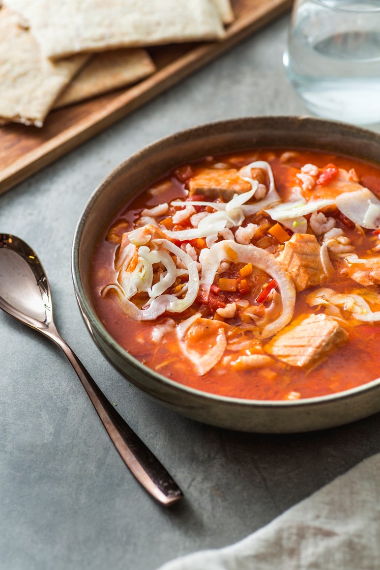 Siciliansk fiskesuppe med laks, reker, fennikel og gulrot servert med langbrød