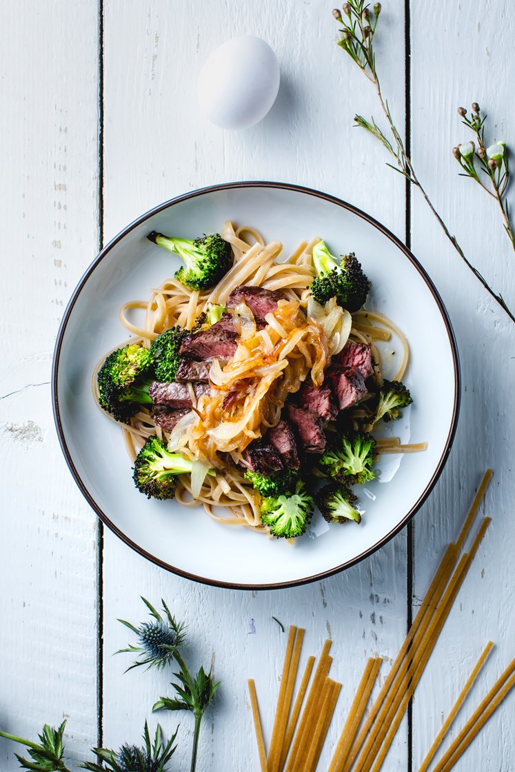 Mørbrad av storfe med stekt løk, ovnsbakt brokkoli og estragonkremet linguini