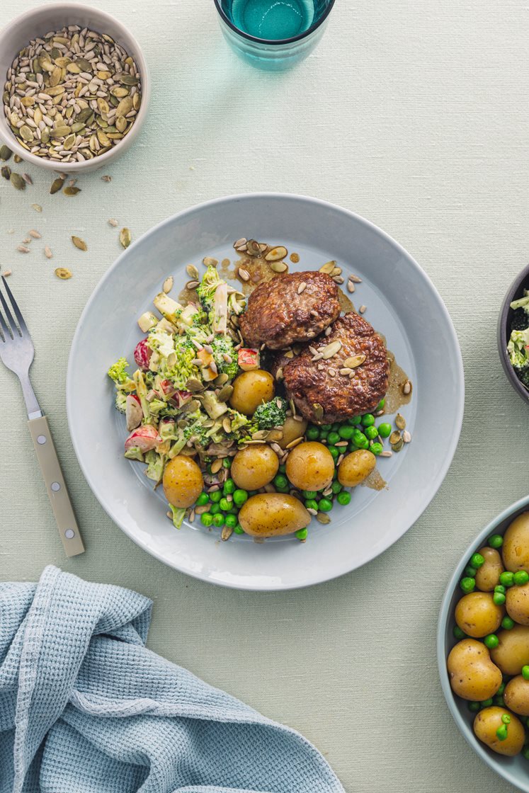 Kjøttkaker med kokte poteter, grønne erter og estragonkremet brokkolisalat