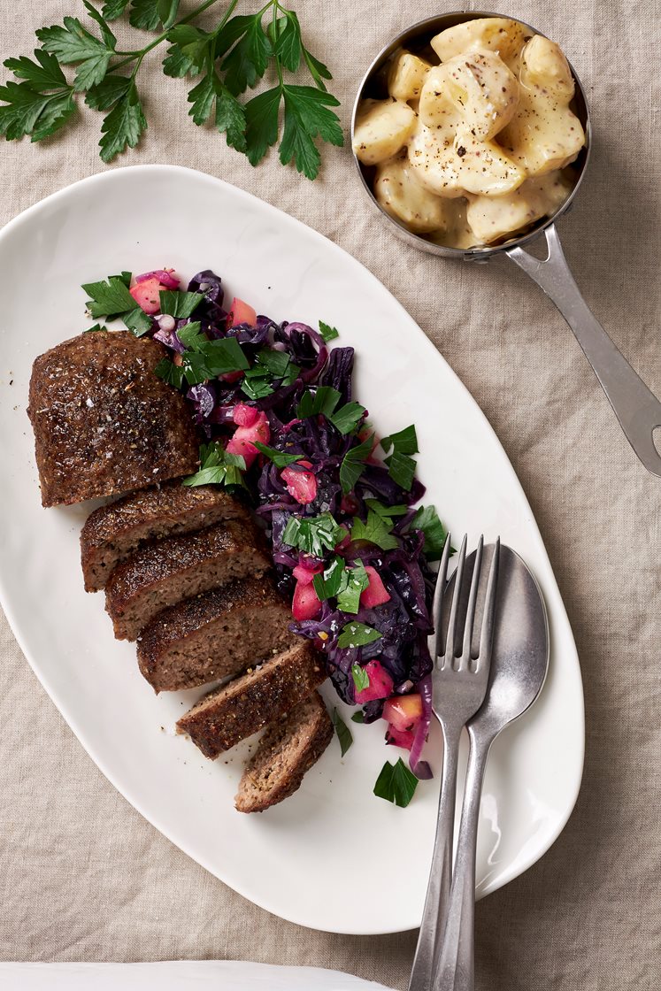 Köttfärslimpa med senapsstuvad potatis och salviafräst rödkål 