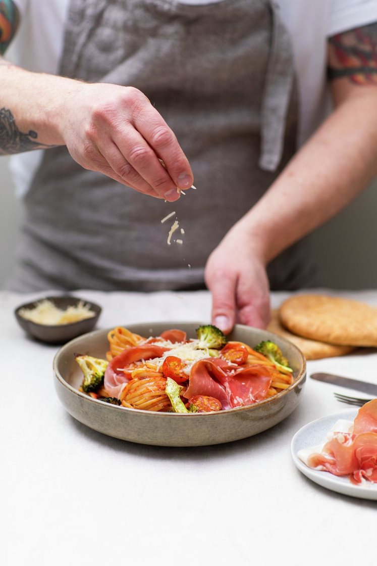 Pasta linguine med balsamicobakte cherrytomater og parmaskinke