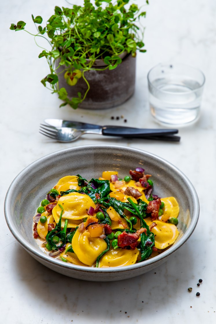 Ost- og skinketortelloni i kremet saus med parmaskinke og spinat