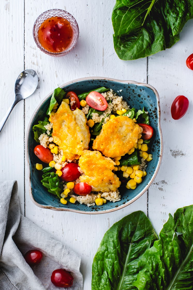 Kyllingnuggets med couscous, cherrytomatsalat og rømmedressing