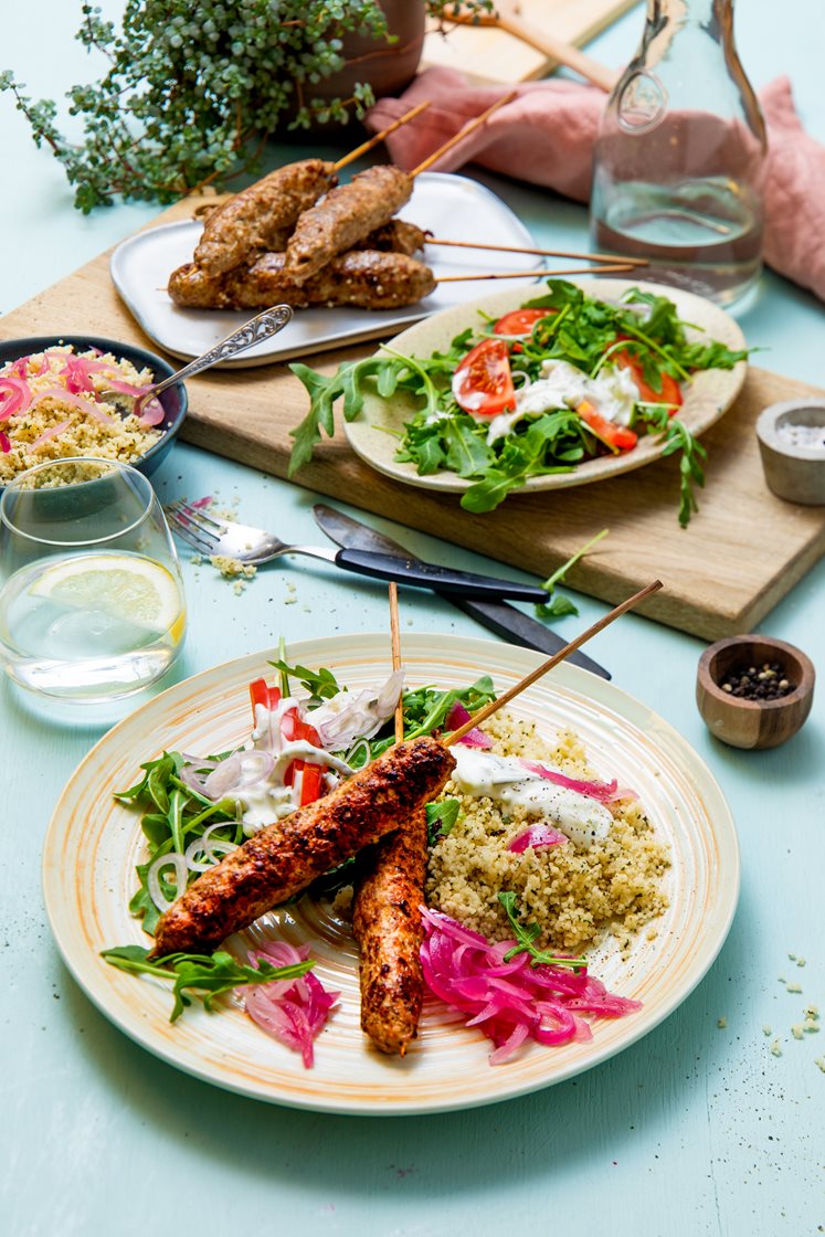 Tyrkisk lammekebab med tomatsalat og syltet rødløk