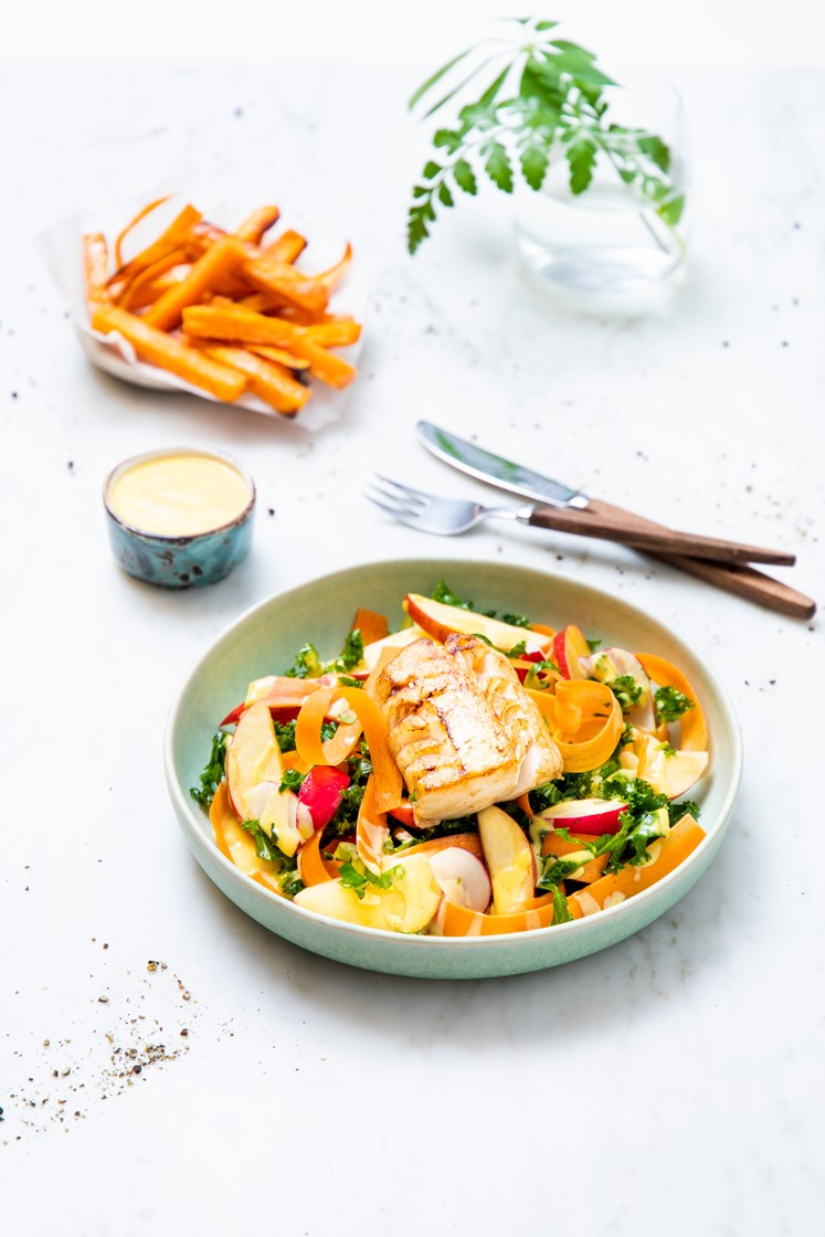Smørstekt lyrfilet med grønnkål- og eplesalat, currydressing og søtpotetfries