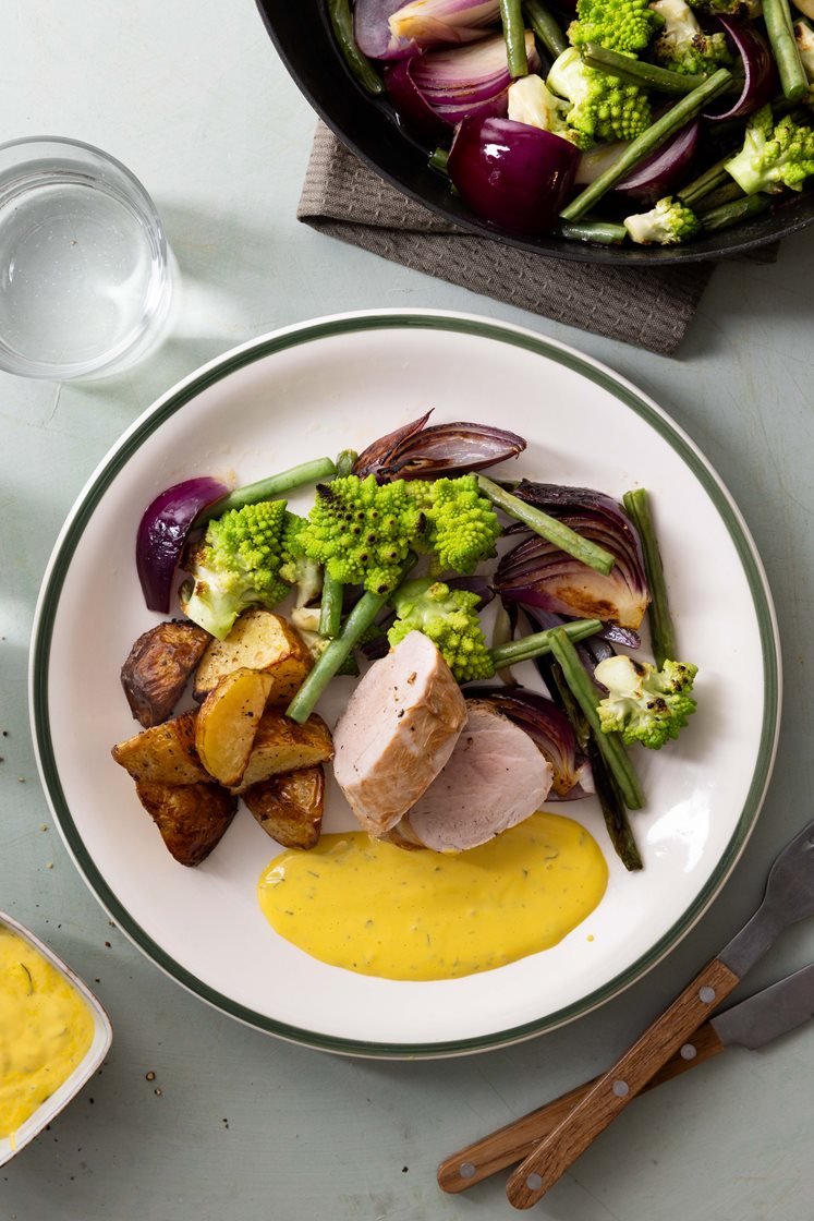 Sitruskrydret svinefilet med grønne bønner, romanesco, hvitløkspoteter og karriremulade