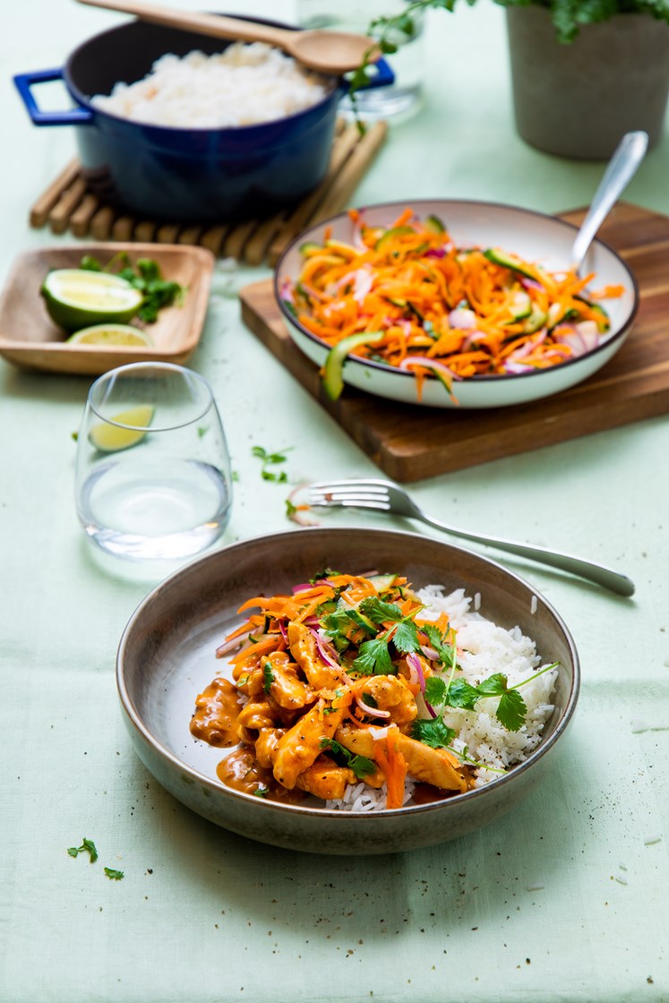 Sataykylling med syrlig råkostsalat og jasminris