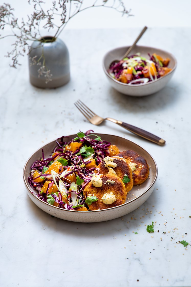 Falafel med asiatisk rødkålsalat toppet med chilimajones