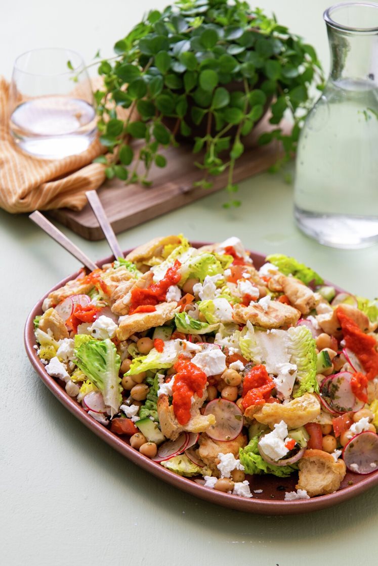 Fattoush-libanesisk brødsalat med friske grønnsaker, kikerter og fetaost 