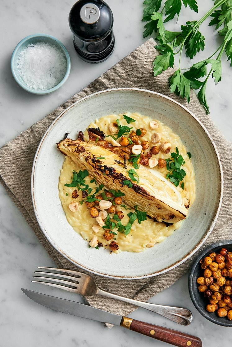 Rostad spetskål med krämig citronrisoni och hasselnötter 