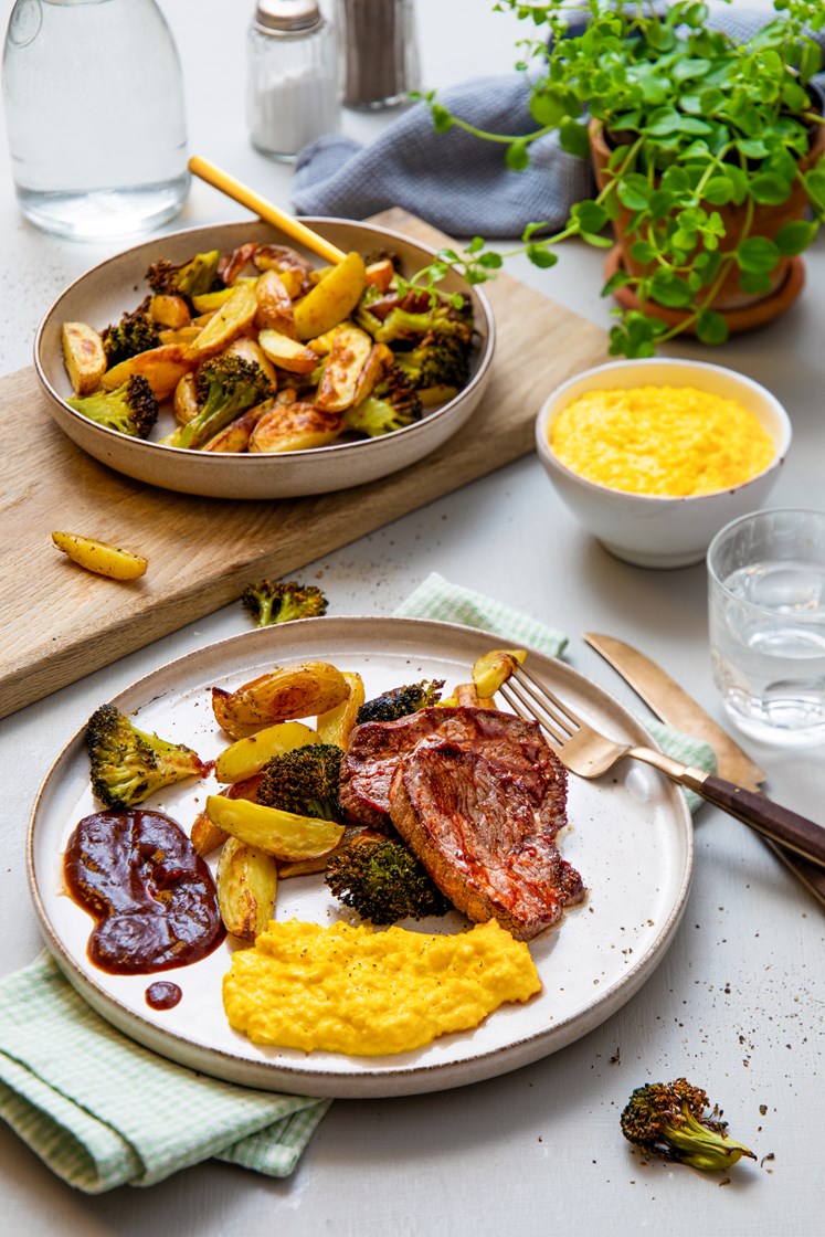 Biff med maiskrem servert med ovnsbakte poteter