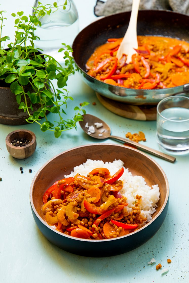 Rød vegetarcurry med sprø grønnsaker, kokosmelk og linser