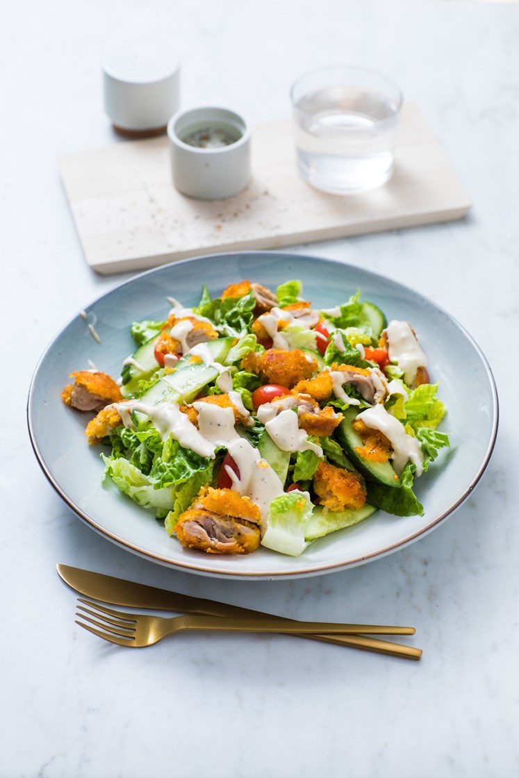 Crispy kyllingsalat med fusilli og cæsardressing