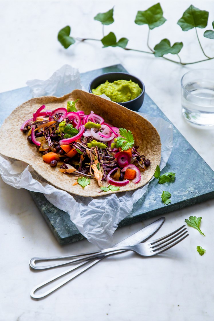 Refried beans med lime- og koriander-coleslaw, fullkornstortillaer og guacamole