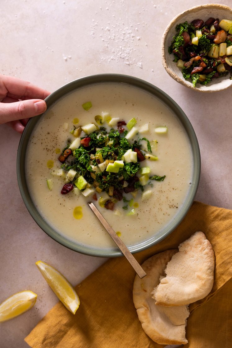 Rask pastinakksuppe med bacon, grønnkål og eple, servert med nystekt multibrød