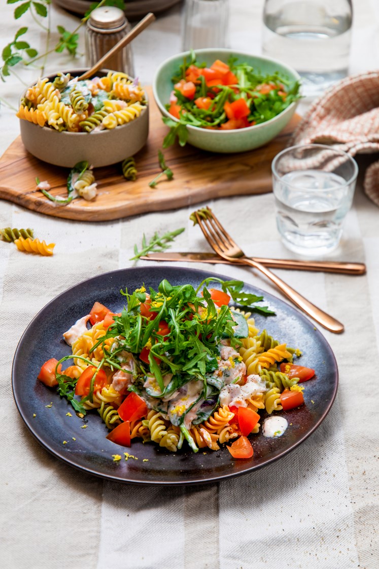 Kremet pasta med røkelaks, rødløk og ruccola