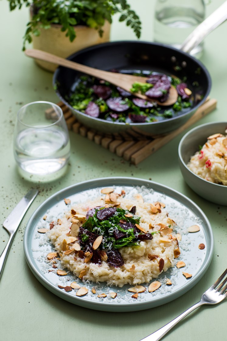 Risotto med stekt grønnkål, ristede mandler og bakt rødbete
