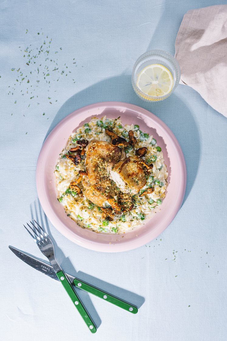 Stegt kyllingelårsteak og cremet risoni med kantareller og sprød estragon-topping