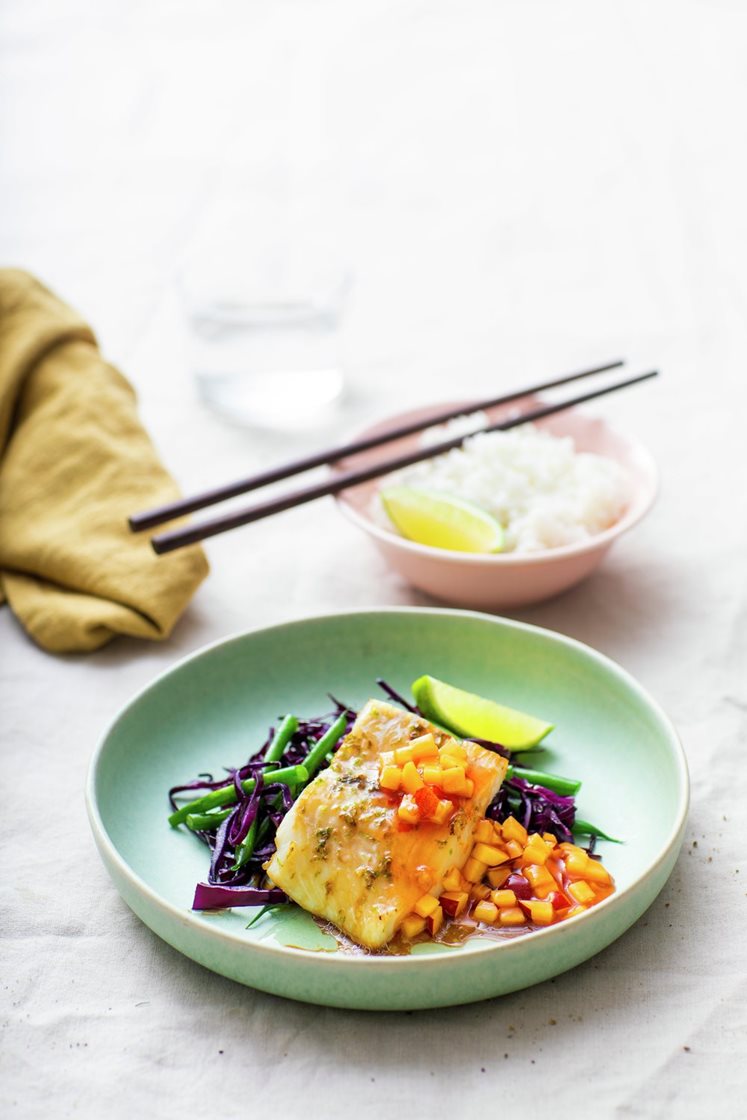 Lime- og soyabakt torskefilet med nektarinsalsa, jasminris og wokket rødkål og grønne bønner