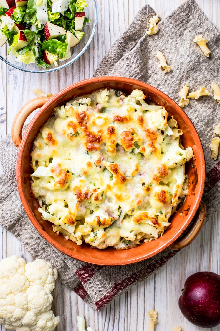 Gratinert pastaform med skinke- og vårløksaus og blomkål servert med frisk eplesalat