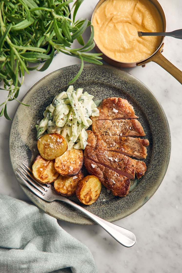 Fläskkarré med kålrotskräm, ingefära och äppelsallad