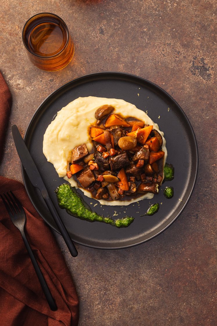 Boeuf bourguignon servert med trøffel-potetpurè og konfitert hvitløksgremolata