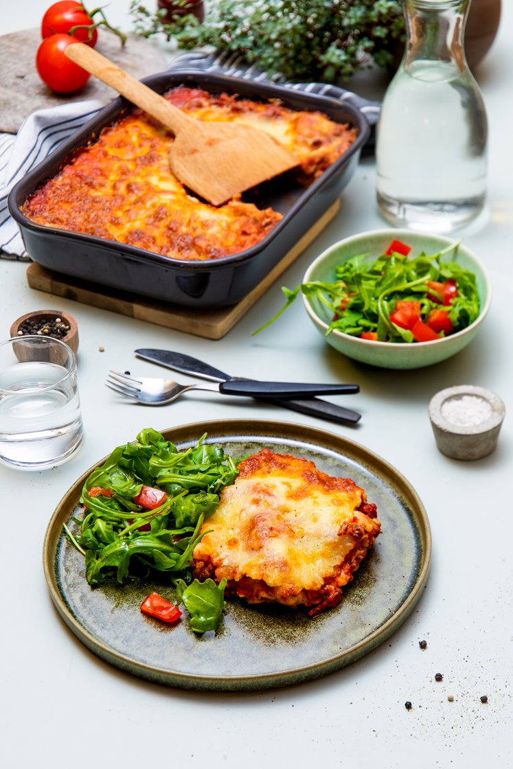Hjemmelaget lasagne med mozzarella, servert med ruccola- og tomatsalat