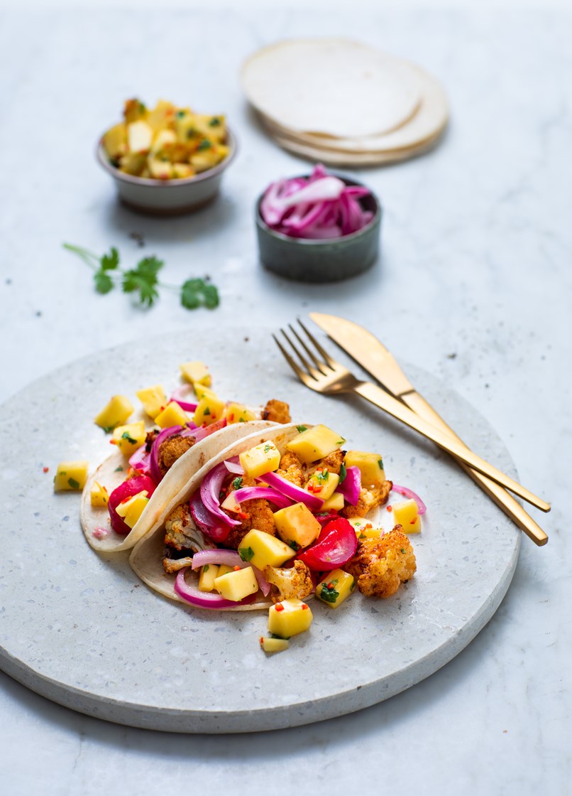 Blomkåltaco med reddiker, bønner og mangosalsa