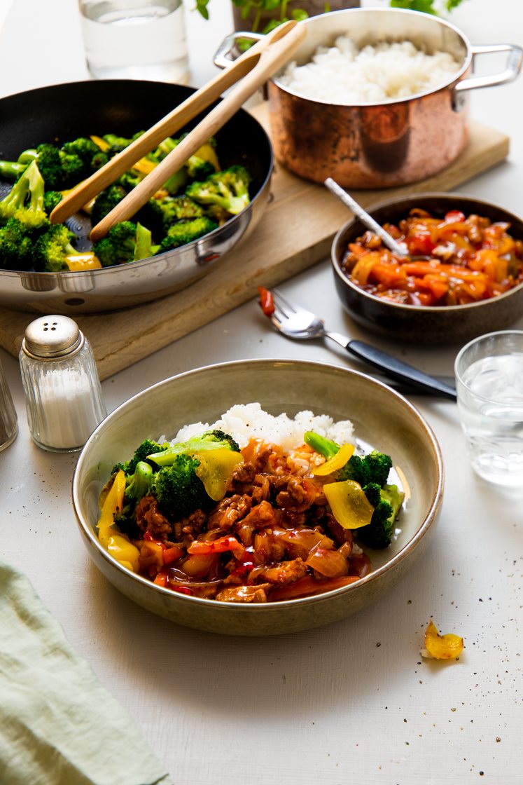 Sweet and sour-gryte med svinekjøtt, stekt brokkoli og jasminris