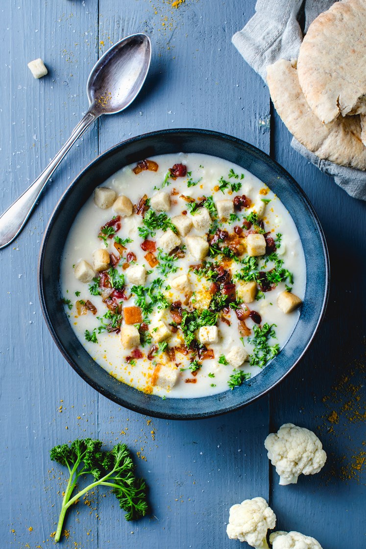 Blomkålsuppe med bacon, krutonger og kruspersille servert med langbrød