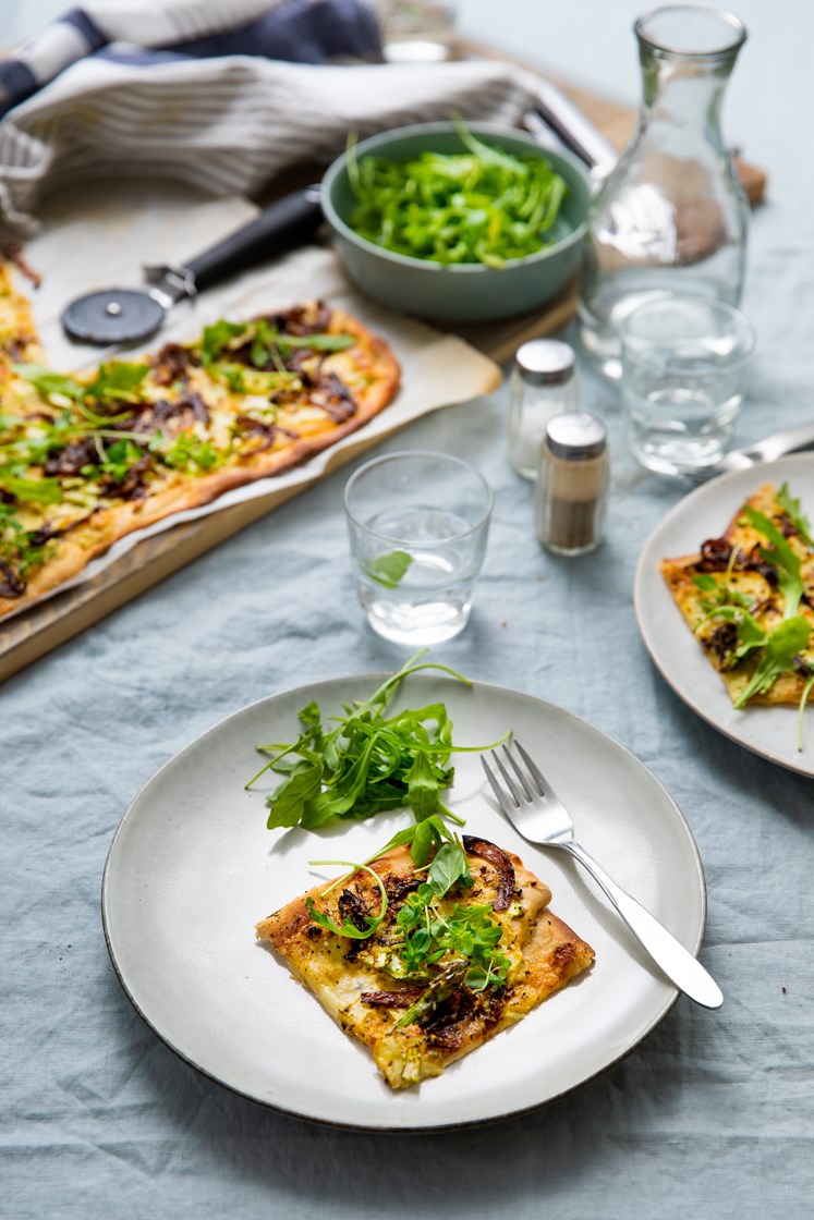 Vegetarpizza med squash, fennikel, kapers og mozzarella