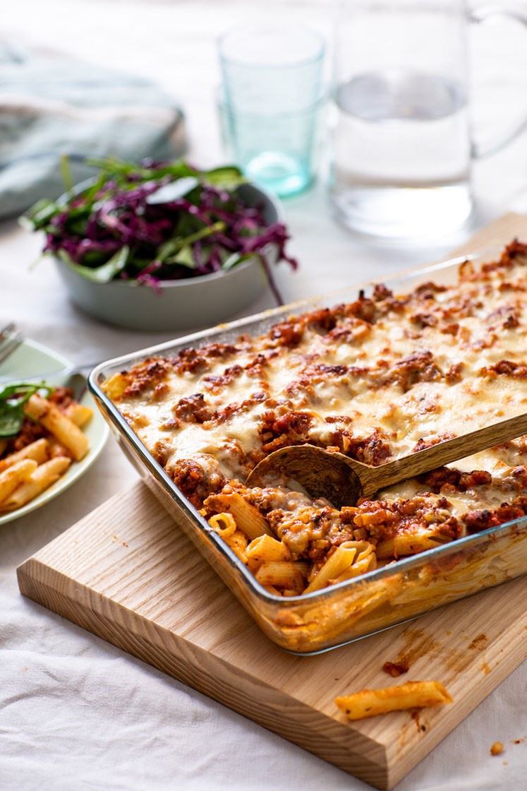 Pasta al forno med salsicciakrydret kjøttsaus og ostesaus, spinat- og tomatsalat