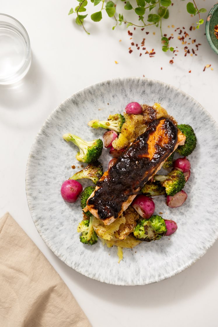 Daddelchutneymarinert laks med reddiker og brokkoli, servert med sprø poteter