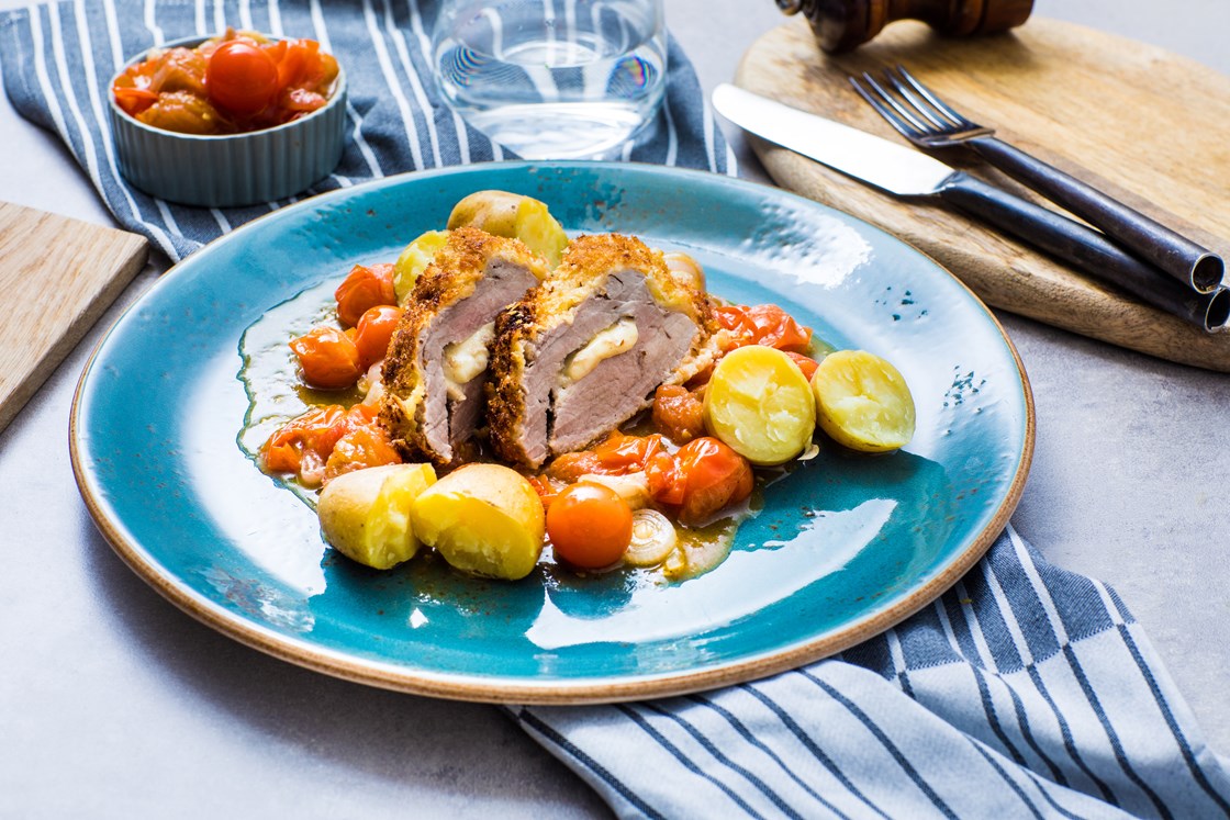 Panert indrefilet av svin fylt med fersk mozzarella og knuste cherrytomater