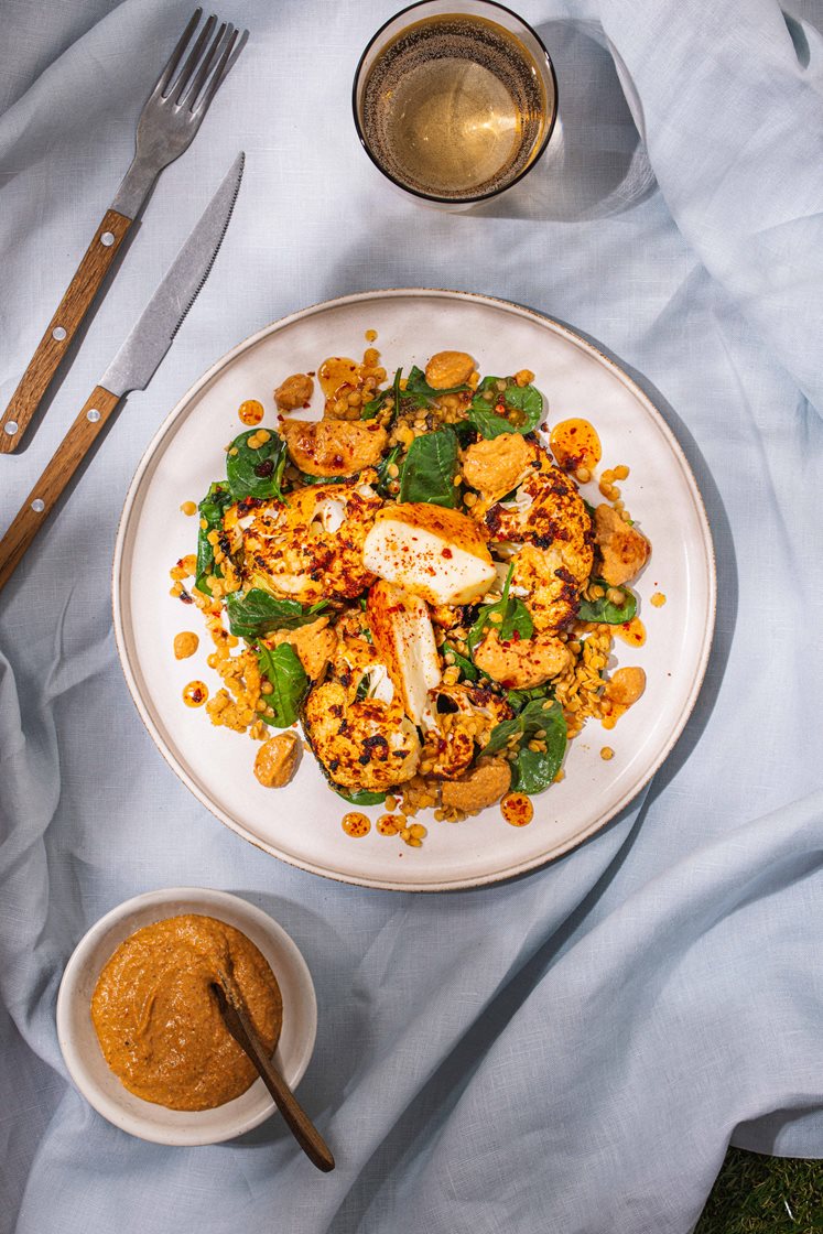 Spinat- og linsesalat med krydderbakt blomkål, halloumi, chilihonning, og muhammara